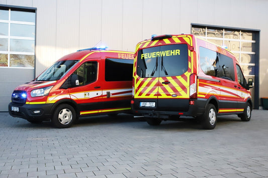 Mannschaftstransportwagen - zwei baugleiche MTW auf Basis Ford Transit