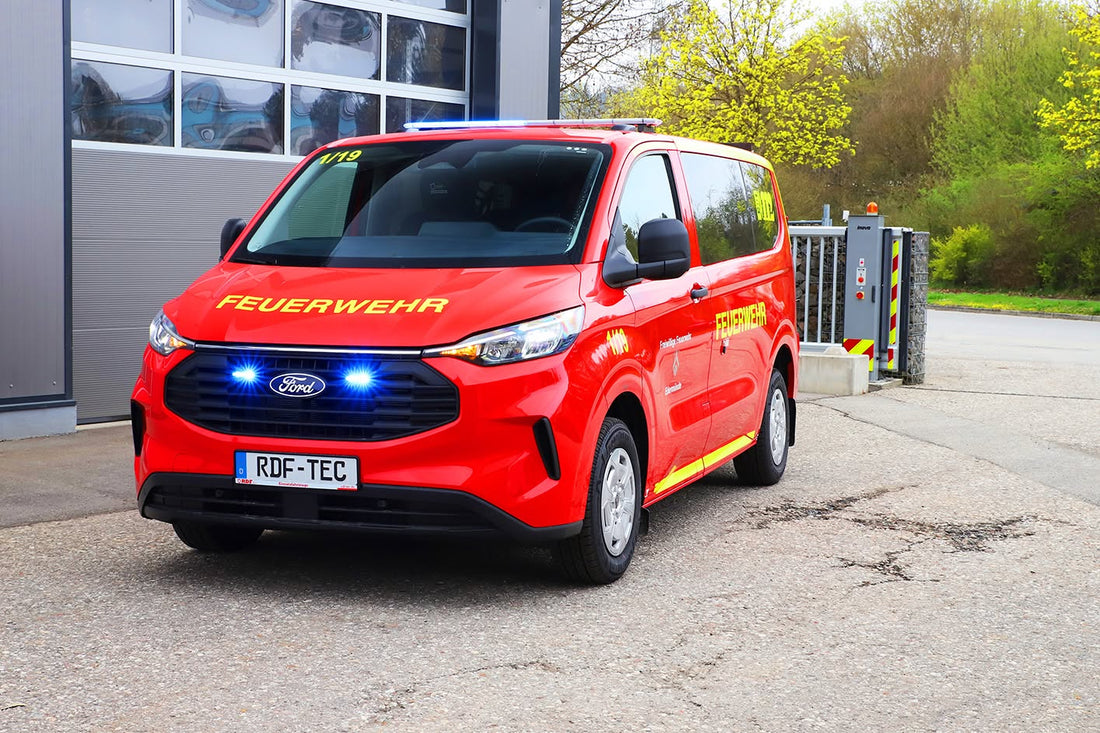 Mannschaftstransportfahrzeug auf Basis Ford Transit mit Sondersignal-Komponenten von Standby Germany